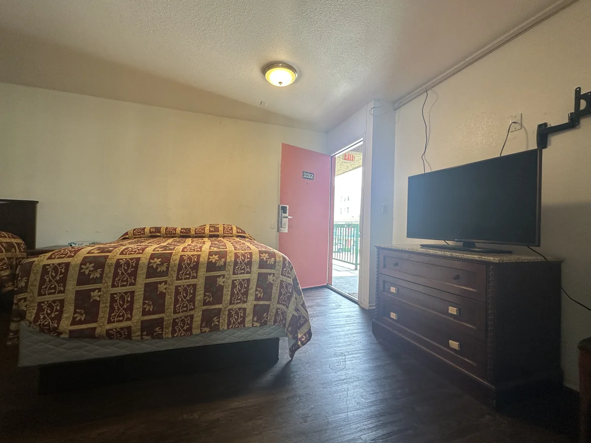 1 King and 2 Queen Beds Suite - Image 4